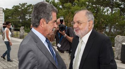 El presidente de Cantabria, Miguel Ángel Revilla y Ángel Juanes, vicepresidente del Tribunal Supremo, este lunes en Santander.