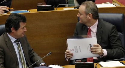 El presidente de la Generalitat, Alberto Fabra, y el vicepresidente, Jos&eacute; Ciscar, en el pleno de las Cortes Valencianas. 