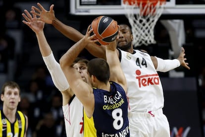 Bjelica intenta superar a Andrés Nocioni y a Slaughter.