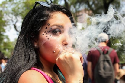 Una mujer fuma marihuana en una marcha a favor de la legalizaci&oacute;n.
