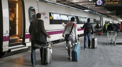 Un grupo de viajeros accede al AVE en la estaci&oacute;n madrile&ntilde;a de Atocha.