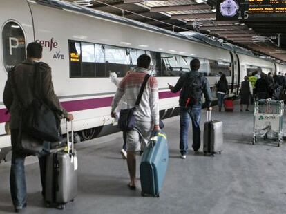 Un grupo de viajeros accede al AVE en la estaci&oacute;n madrile&ntilde;a de Atocha.