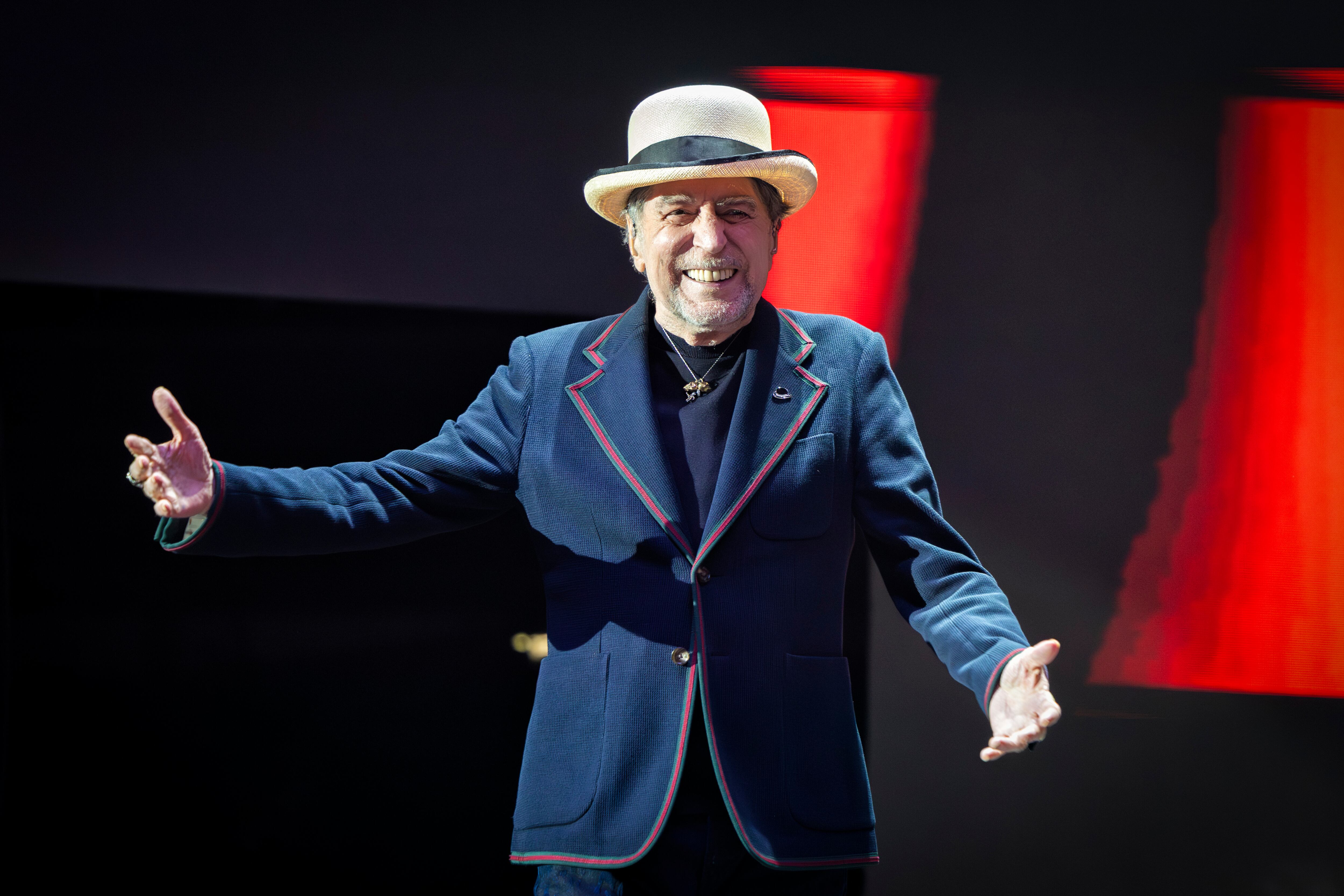 Joaquín Sabina en un momento de su concierto en el Movistar Arena de Madrid, este lunes.  