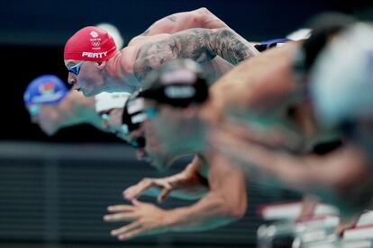 El nadador Adam Peaty (centro), del Reino Unido, durante la semifinal durante la semifinal de natación de los 100m braza masculino.