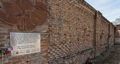 El muro en el cementerio de la Almudena de Madrid. 