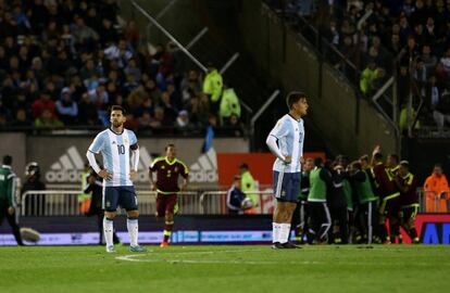 Messi mira a la tribuna buscando explicación ante el festejo de Venezuela.