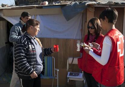 La inmigrante Mitu Mar&iacute;a atendida por voluntarios de la Cruz Roja en Sant Joan d&rsquo;Alacant.