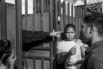 Solicitantes de asilo esperan a las puertas de la Comisión Mexicana de Ayuda al Refugiado (COMAR) en Tapachula, el 18 de junio de 2019.