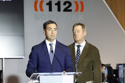 El lehendakari, Imanol Pradales (i), y el consejero de Seguridad del Gobierno Vasco, Bingen Zupiria (d), comparecen este lunes en Bilbao tras la reunión de la mesa de crisis que el ejecutivo ha activado para analizar la situación creada tras el apagón generalizado.
