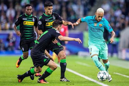 El jugador del Barcelona Neymar (d) disputa el balón con los jugadores del Borussia Moenchengladbach Julian Korb (al frente-i) y Mahmoud Dahoud (c). 