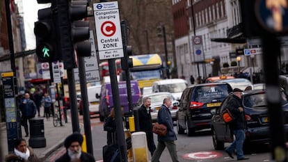 Un cartel avisa de la entrada en la zona de Londres en la que se paga la "tasa de congestión".