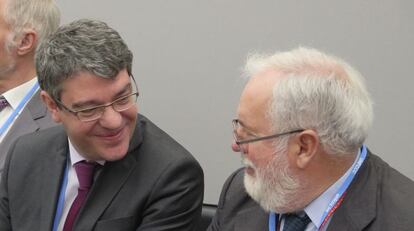 El ministro de Energ&iacute;a, &Aacute;lvaro Nadal, con el comisario europeo de Acci&oacute;n por el Clima y Energ&iacute;a, Miguel Arias Ca&ntilde;ete.