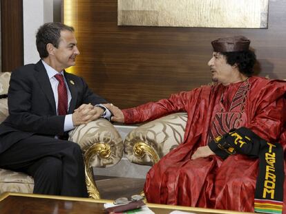El presidente español, José Luis Rodríguez Zapatero, con el líder libio, Muamar el Gadafi, en noviembre pasado en Trípoli.