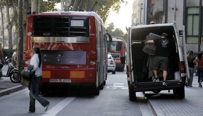 Una furgoneta de reparto de mercancías en Barcelona.