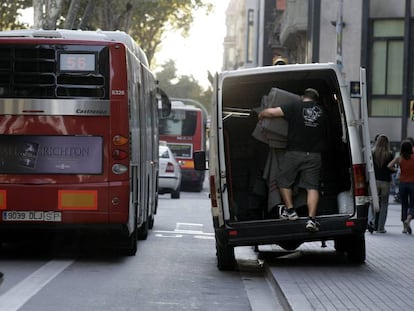 Una furgoneta de reparto de mercancías en Barcelona.