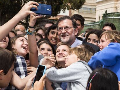 Mariano Rajoy se hace una foto rodeado de niños en una visita reciente a Alicante