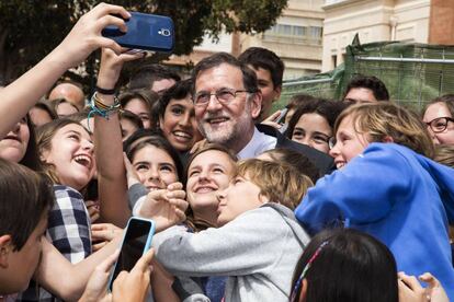 Mariano Rajoy se hace una foto rodeado de niños en una visita reciente a Alicante