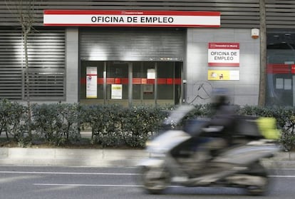 Una oficina de empleo con el cierre a medias, en Madrid.
