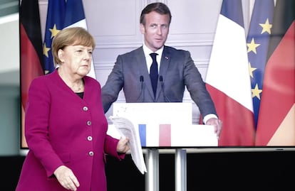 La canciller alemana, Angela Merkel, conectada con el presidente francés, Emmanuel Macron, para una videoconferencia conjunta.