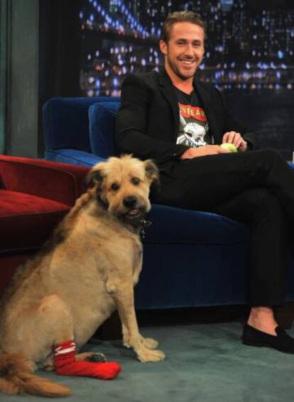 Ryan Gosling y su perro, 'George', en el programa 'Late Night With Jimmy Fallon', en 2011.