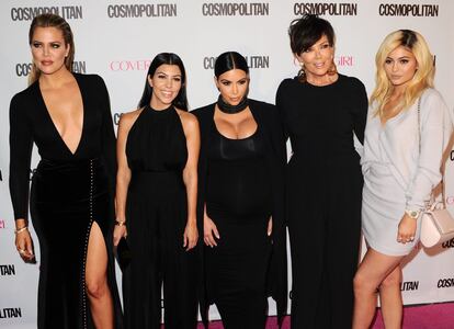 Las cinco hijas de Kris Jenner le deben mucho a su madre, pues ella se ha convertido en su representante y ella es una de las responsables de que se haya acuñado el término momager. En la imagen, de izquierda a derecha: Khloé, Kourtney y Kim Kardashian, Kris Jenner y su hija pequeña, Kylie Jenner.