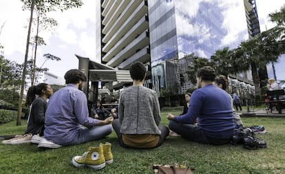 Grupo de meditação na avenida Faria lima, em São Paulo.