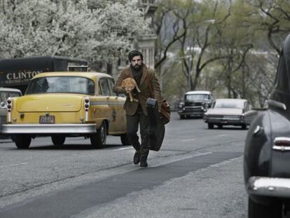 Llewyn Davis recorre las calles Nueva York cargado con su guitarra.