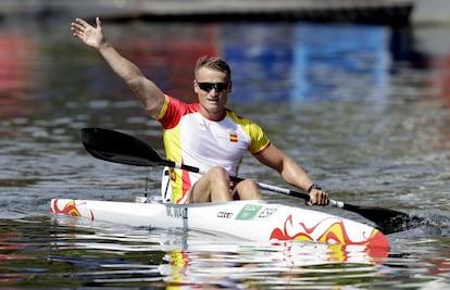 El español Marcus Cooper Walz celebra su medalla de oro en la competencia de kayak 1000 metros, el 16 de agosto.