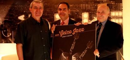 Responsables de la organización y patrocinadores del Festival Internacional de Jazz de Getxo sostienen este martes el cartel de la próxima edición.