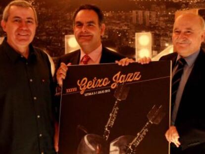 Responsables de la organización y patrocinadores del Festival Internacional de Jazz de Getxo sostienen este martes el cartel de la próxima edición.