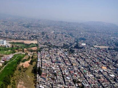 Una urbanizaci&oacute;n de lujo, blindada en medio de barriadas populares, ejemplifica la desigualdad en el Estado de M&eacute;xico