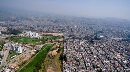 Una urbanizaci&oacute;n de lujo, blindada en medio de barriadas populares, ejemplifica la desigualdad en el Estado de M&eacute;xico