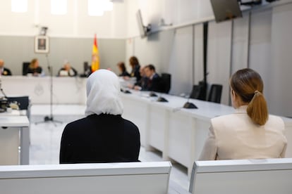 Desde la izquierda, Luna Fernández y Yolanda Martínez, sentadas este lunes en el banquillo de la Audiencia Nacional.