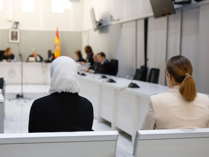 Desde la izquierda, Luna Fernández y Yolanda Martínez, sentadas este lunes en el banquillo de la Audiencia Nacional.