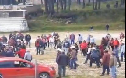 An image shared on social networks of the confrontation between farmers from Texcaltitlán and members of La Familia Michoacana.