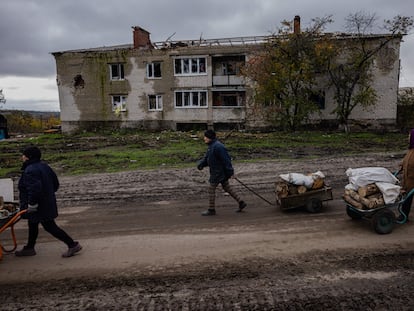 Mujeres con carros de leña este viernes en el pueblo de Shandrigolovo, en la región orienta de Donetsk
