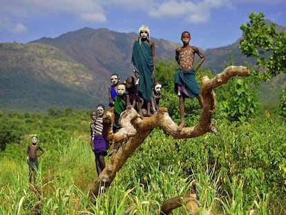 Niños de la tribu Suri posan en el valle de Omo (Etiopía).