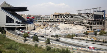 Trabajos de demolición en el estadio Vicente Calderón.