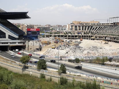 Trabajos de demolición en el estadio Vicente Calderón.