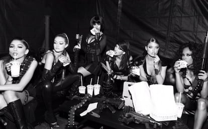 Precisamente en el videoclip de 'Bad Blood' tiró de agenda y aparecieron en él algunas de sus más famosas amigas. En la imagen, de izquierda a derecha: Zendaya, Gigi Hadid, Selena Gomez, Taylor Swift y Martha Hunt durante su grabación.