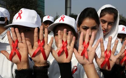 Tras alcanzar su cénit a mediados de la década de los 90, el número de casos notificados ha experimentado un progresivo declive desde 1996. En la imagen, estudiantes de medicina durante un acto durante el Día Mundial del SIDA en Jammu (India).