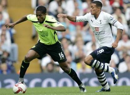 Jenas (derecha) y Valencia (izquierda) luchan por el balón