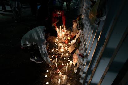Un altar en conmemoración del asesinato de la periodista Francisca Sandoval, en mayo de 2022 frente al hospital Posta Central de Santiago, donde murió.