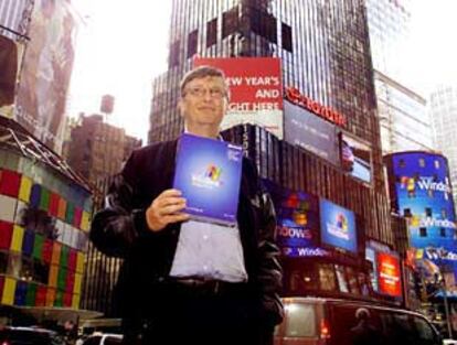 Bill Gates muestra el nuevo producto Windows XP en Times Square, Nueva York.