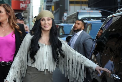 Mientras piensa si volver a los escenarios o no, Cher pasa el tiempo tuiteando —cuenta con tres millones de seguidores en la red social— y preparando su regreso discográfico, previsto para 2017.