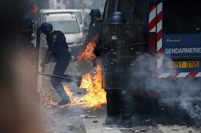 Un grupo de policías huye tras recibir el impacto de un cóctel mólotov en París.