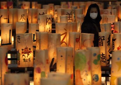 Una mujer en Koriyama, durante la conmemoración de la tragedia de Fukushima,