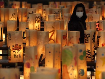 Una mujer en Koriyama, durante la conmemoración de la tragedia de Fukushima,