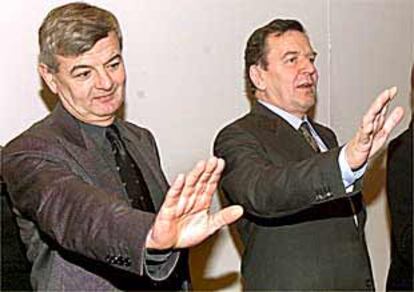 El canciller alemán, Gerhard Schröder (derecha), y su ministro de Exteriores, Joschka Fischer.
