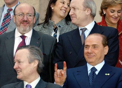 El primer ministro de Italia Silvio Berlusconi hace el gesto de los cuernos, tras el ministro de asuntos exteriores español Josep Piqué, durante la foto de familia de la cumbre informal de ministros de Asuntos Exteriores de la UE, celebrada en Cáceres, en febrero de 2002. Berlusconi también se hizo con la cartera de Exteriores durante un año.